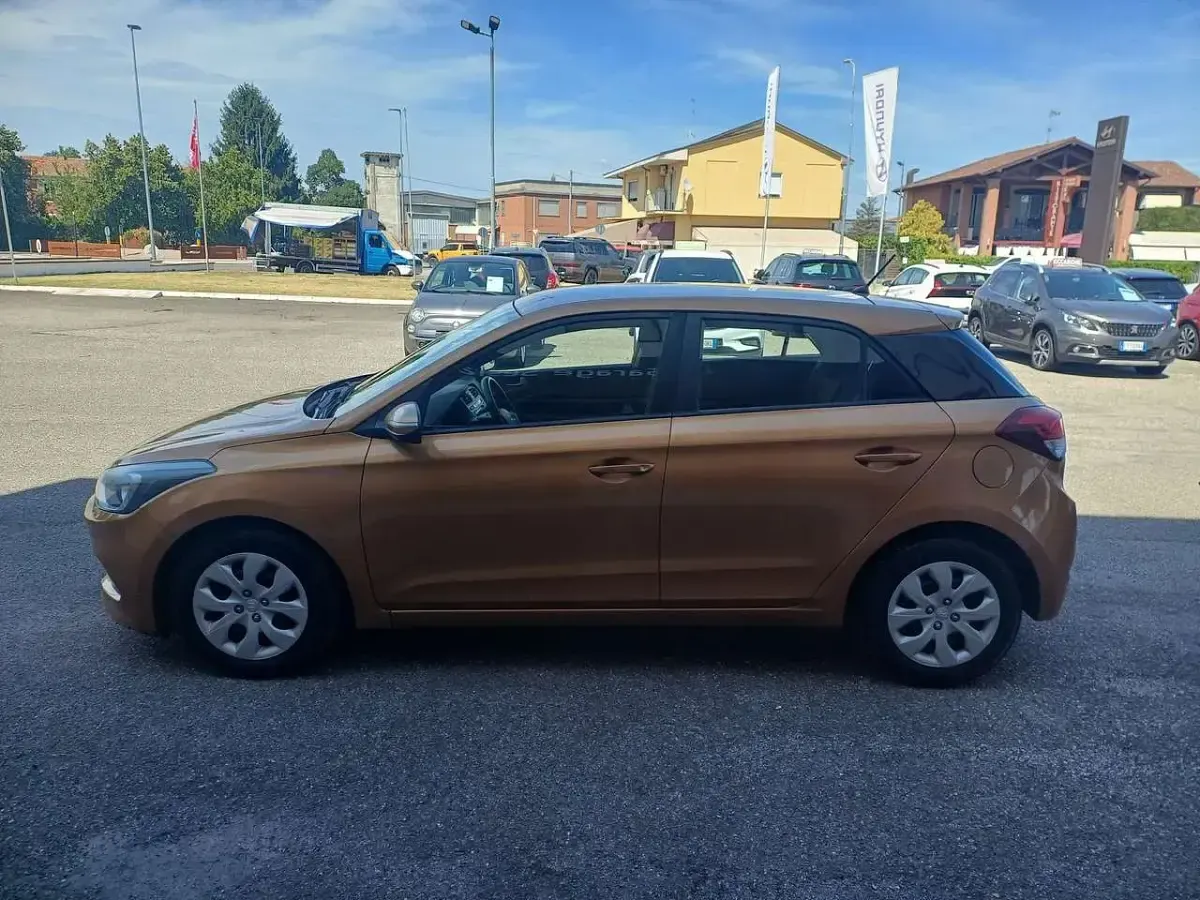 Usata Hyundai i20 Classic 75 CV (55 kW) 2016 Giallo Berlina