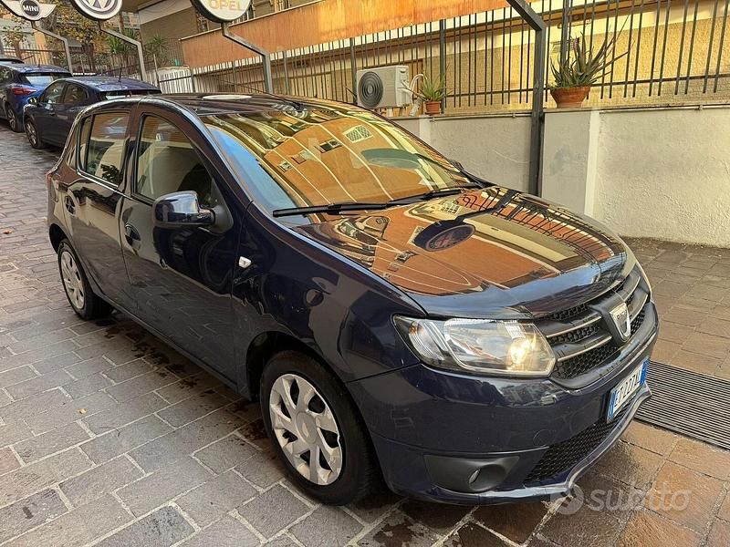 Grigio Usata 2013 Dacia Sandero Tre volumi | 4950 € (Molto cara) - Immagine 1/4