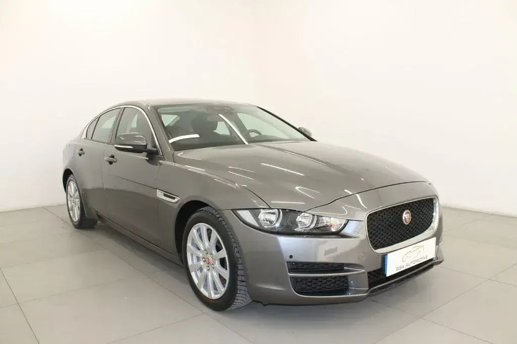 Usata Jaguar XE 180 CV (132 kW) 2018 Arancione Berlina