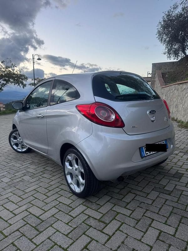 Usata Ford Ka Titanium 75 CV (55 kW) 2010 Grigio Berlina