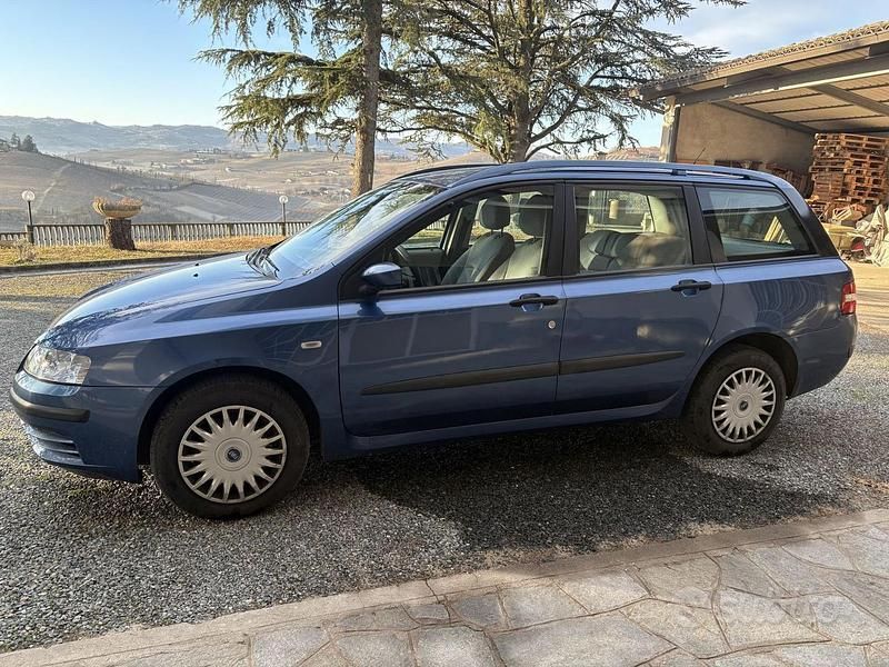 Blu Usata 2004 Fiat Stilo Station wagon | 1500 € (Buon prezzo) - Immagine 1/4
