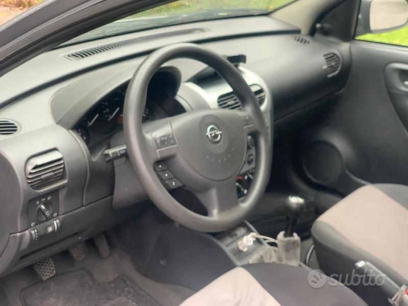 Usata Opel Corsa 50 CV (36 kW) 2005 Utilitaria