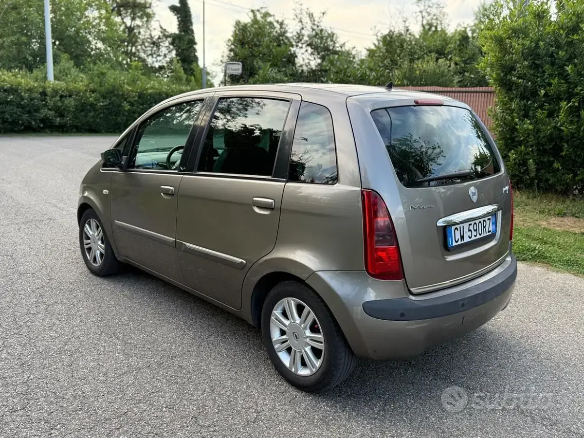Usata Lancia Musa 101 CV (74 kW) 2005 Giallo Monovolume