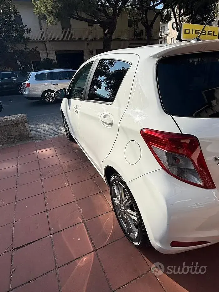 Usata Toyota Yaris Lounge 90 CV (66 kW) 2012 Bianco Utilitaria