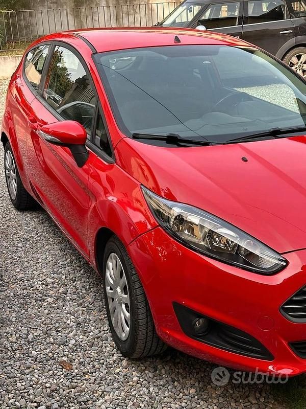 Usata Ford Fiesta 75 CV (55 kW) 2017 Rosso Utilitaria