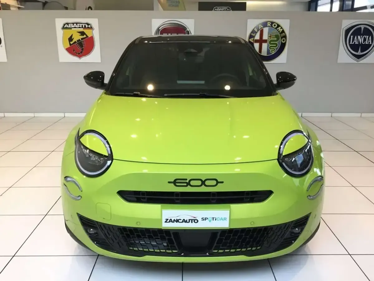 Nuova Fiat 600 Sport 145 CV (106 kW) 2026 Verde SUV