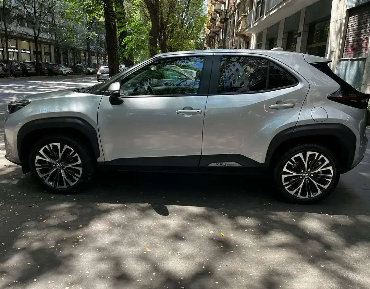 Usata Toyota Yaris Cross Lounge 110 CV (80 kW) 2022 Argento SUV