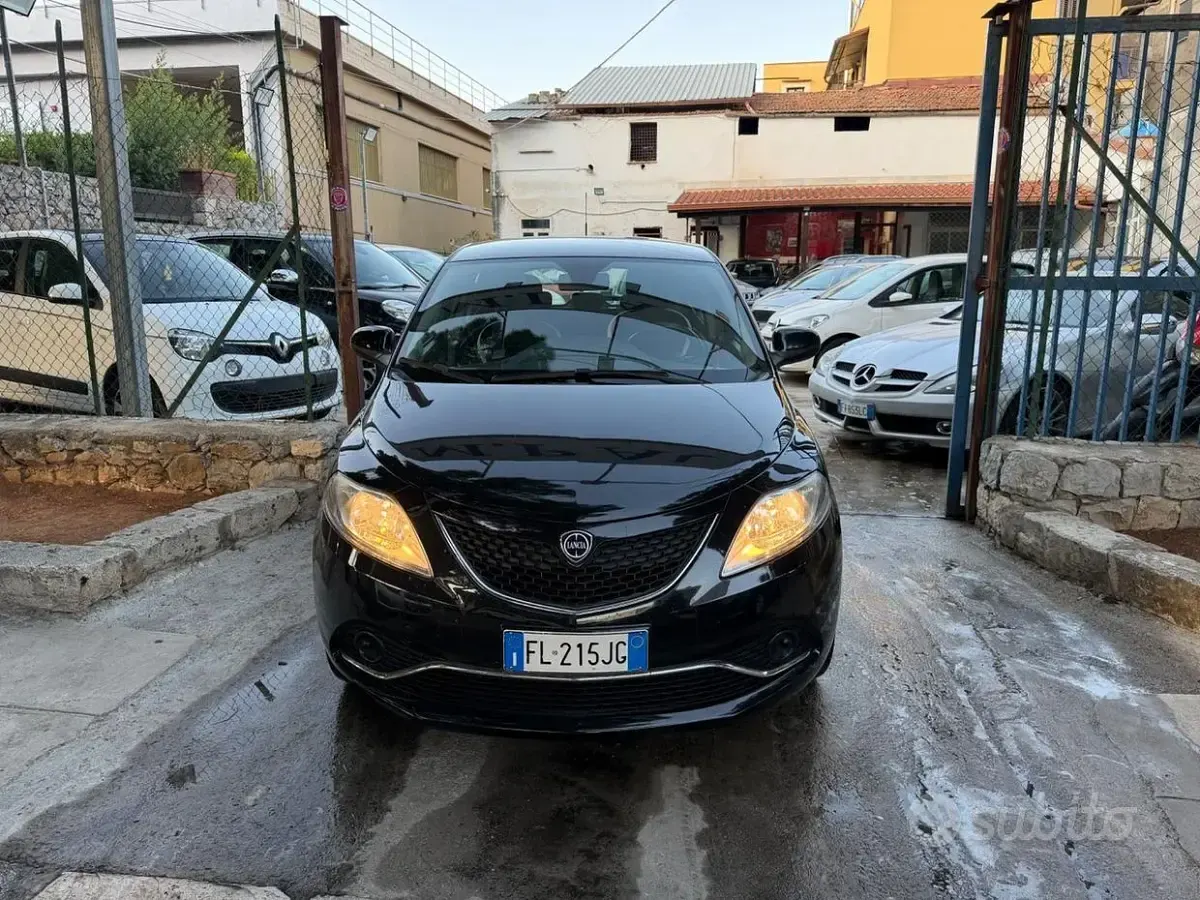 Usata Lancia Ypsilon Gold 95 CV (69 kW) 2017 Nero Utilitaria