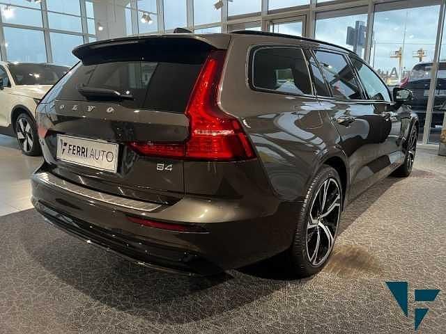 Usata Volvo V60 145 CV (106 kW) 2024 Grigio Station wagon