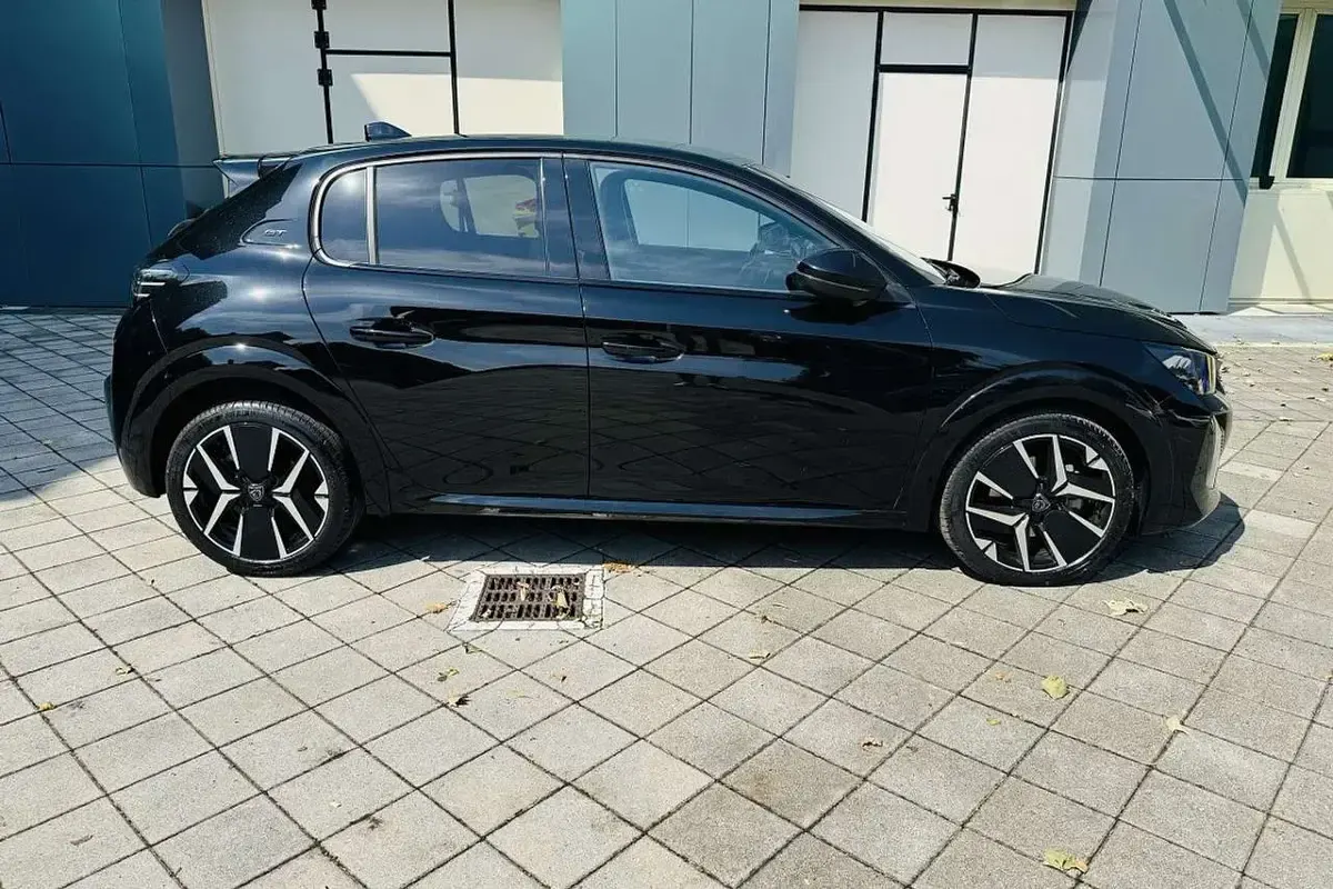 Usata Peugeot 208 GT 136 CV (100 kW) 2025 Nero Utilitaria