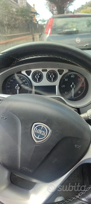 Usata Lancia Delta 120 CV (88 kW) 2012 Grigio Utilitaria