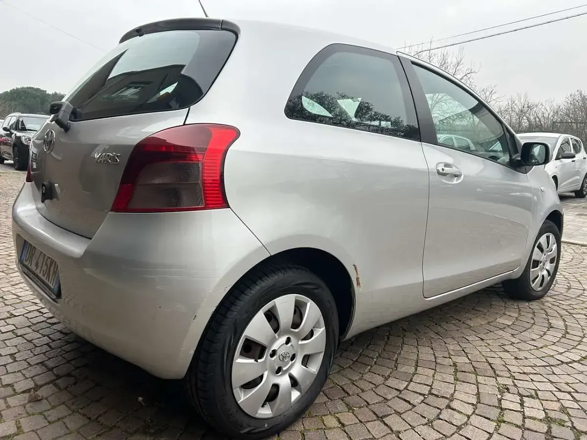 Usata Toyota Yaris Sol 69 CV (50 kW) 2008 Argento Utilitaria