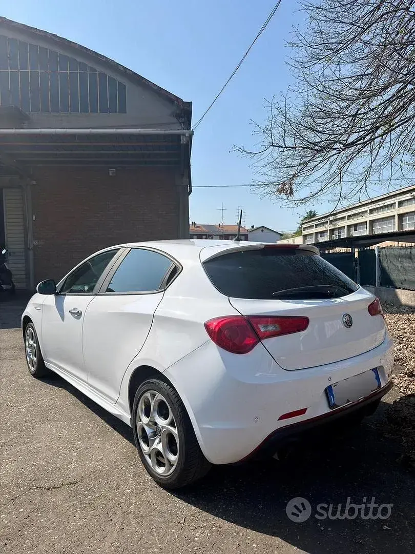 Usata Alfa Romeo Giulietta Business 120 CV (88 kW) 2017 Bianco Utilitaria