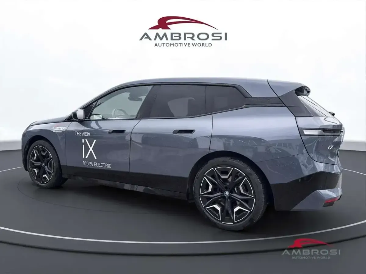 Usata BMW iX 239 kW (326 CV) 2025 Grigio SUV