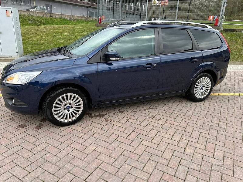 Begagnad Ford Focus Titanium 110 HK (80 kW) 2011 Blå Kombi