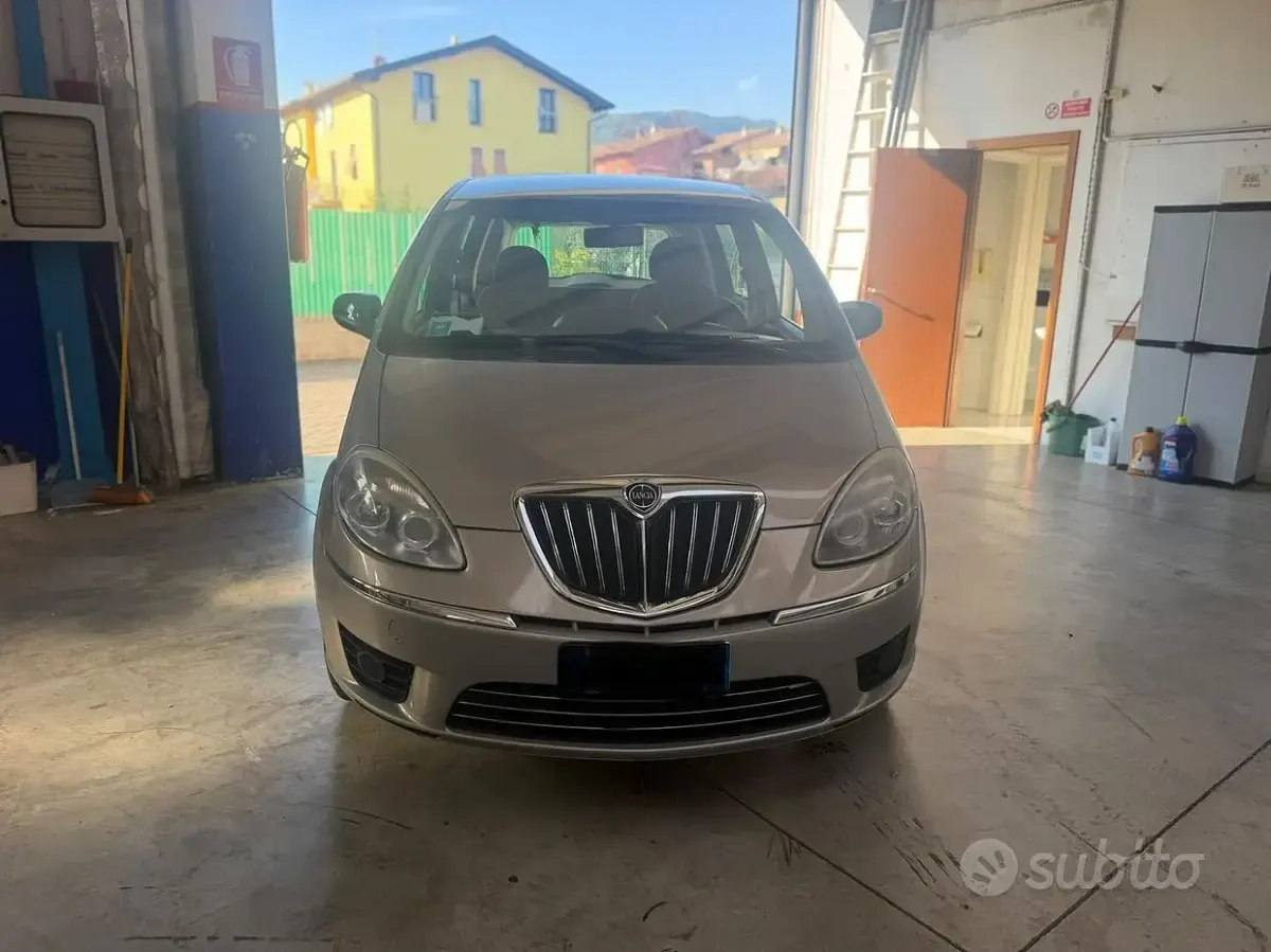 Usata Lancia Musa Platinum 77 CV (56 kW) 2012 Marrone Monovolume