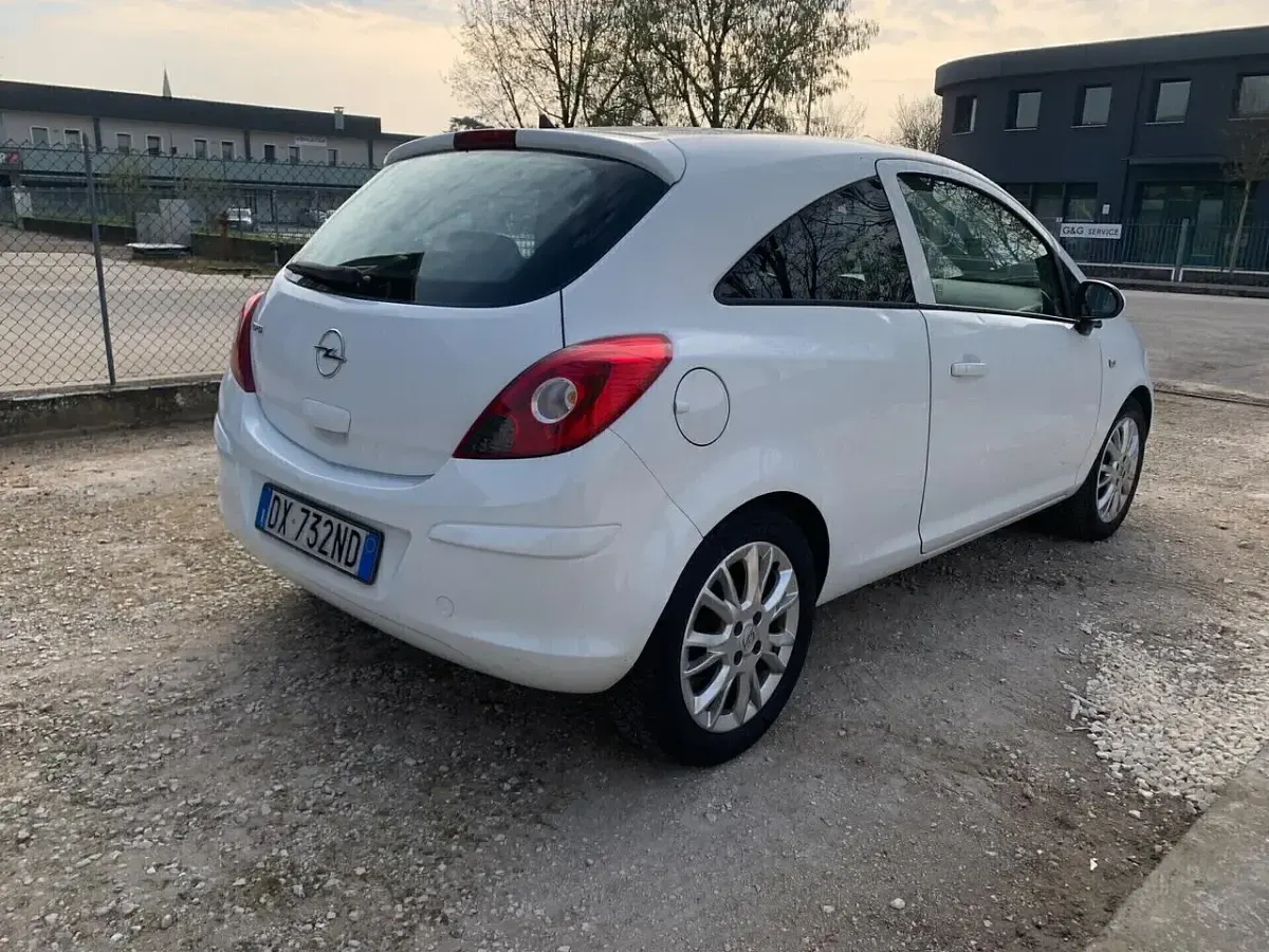 Usata Opel Corsa Enjoy 80 CV (58 kW) 2009 Bianco Utilitaria