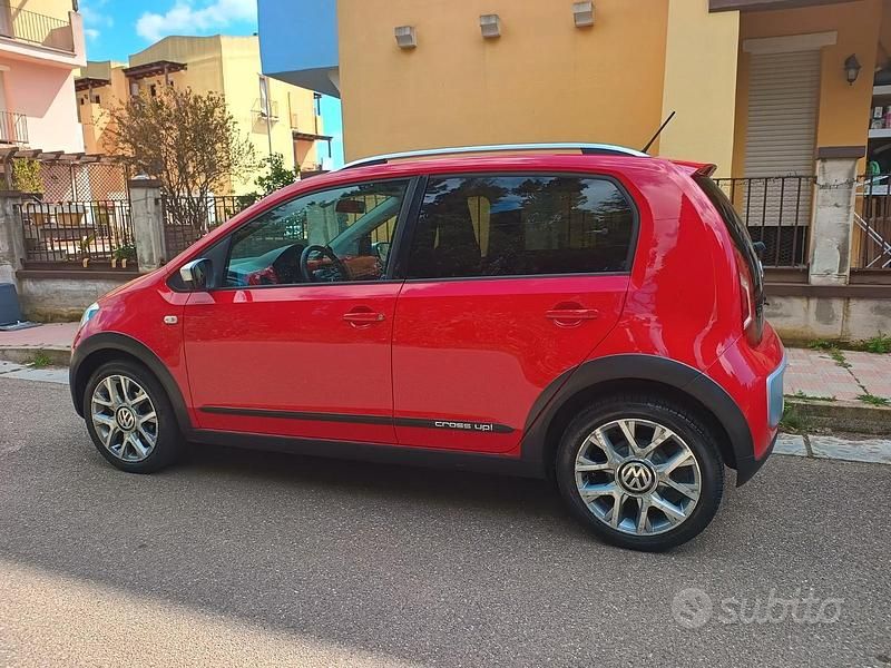 Usata VW cross up! 75 CV (55 kW) 2014 Rosso Utilitaria