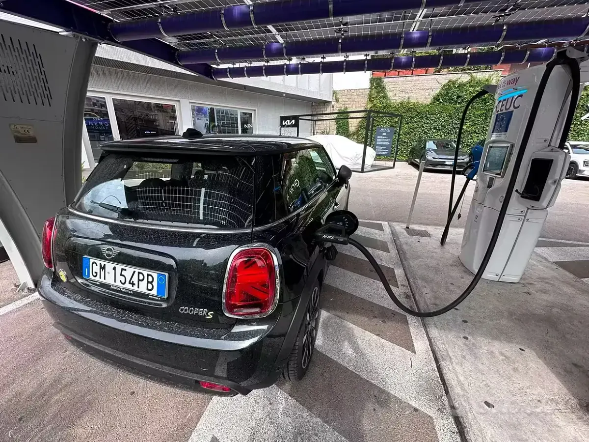 Usata Mini Cooper SE 75 kW (102 CV) 2023 Nero Utilitaria