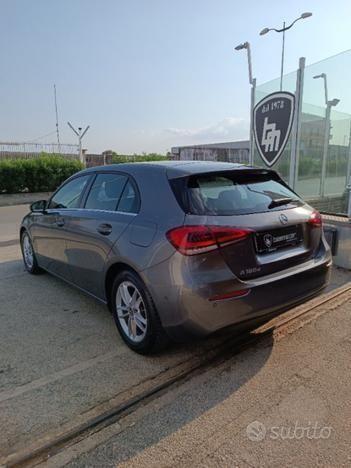 Usata Mercedes A180 116 CV (85 kW) 2019 Gray Berlina