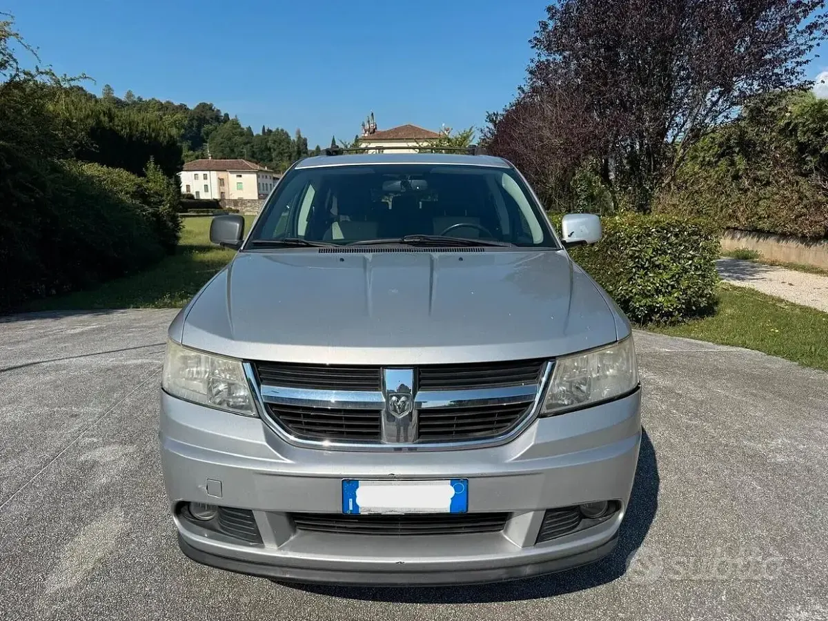 Usata Dodge Journey 140 CV (102 kW) 2010 Grigio SUV