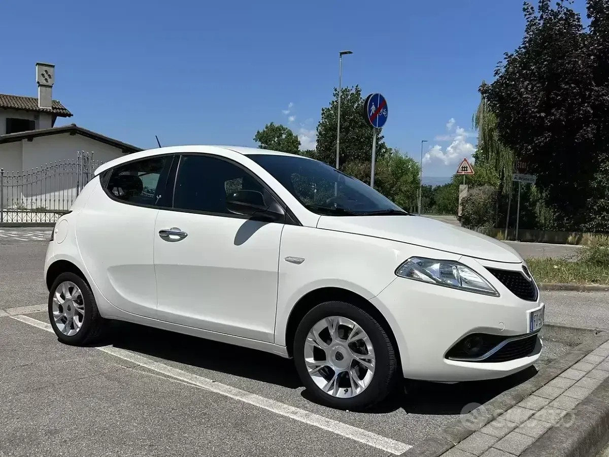Usata Lancia Ypsilon 69 CV (50 kW) 2016 Bianco Utilitaria