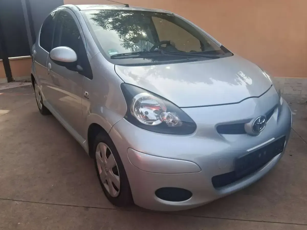 Usata Toyota Aygo Connect Style 68 CV (50 kW) 2011 Argento Utilitaria