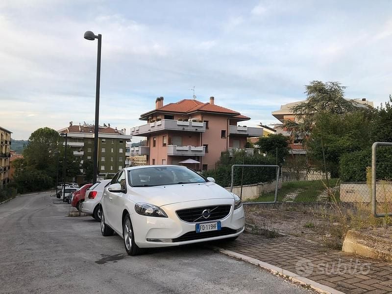 Usata Volvo V40 120 CV (88 kW) 2016 Bianco Berlina
