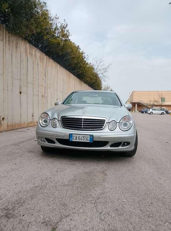 Usata Mercedes E220 Classic 150 CV (110 kW) 2002 Berlina