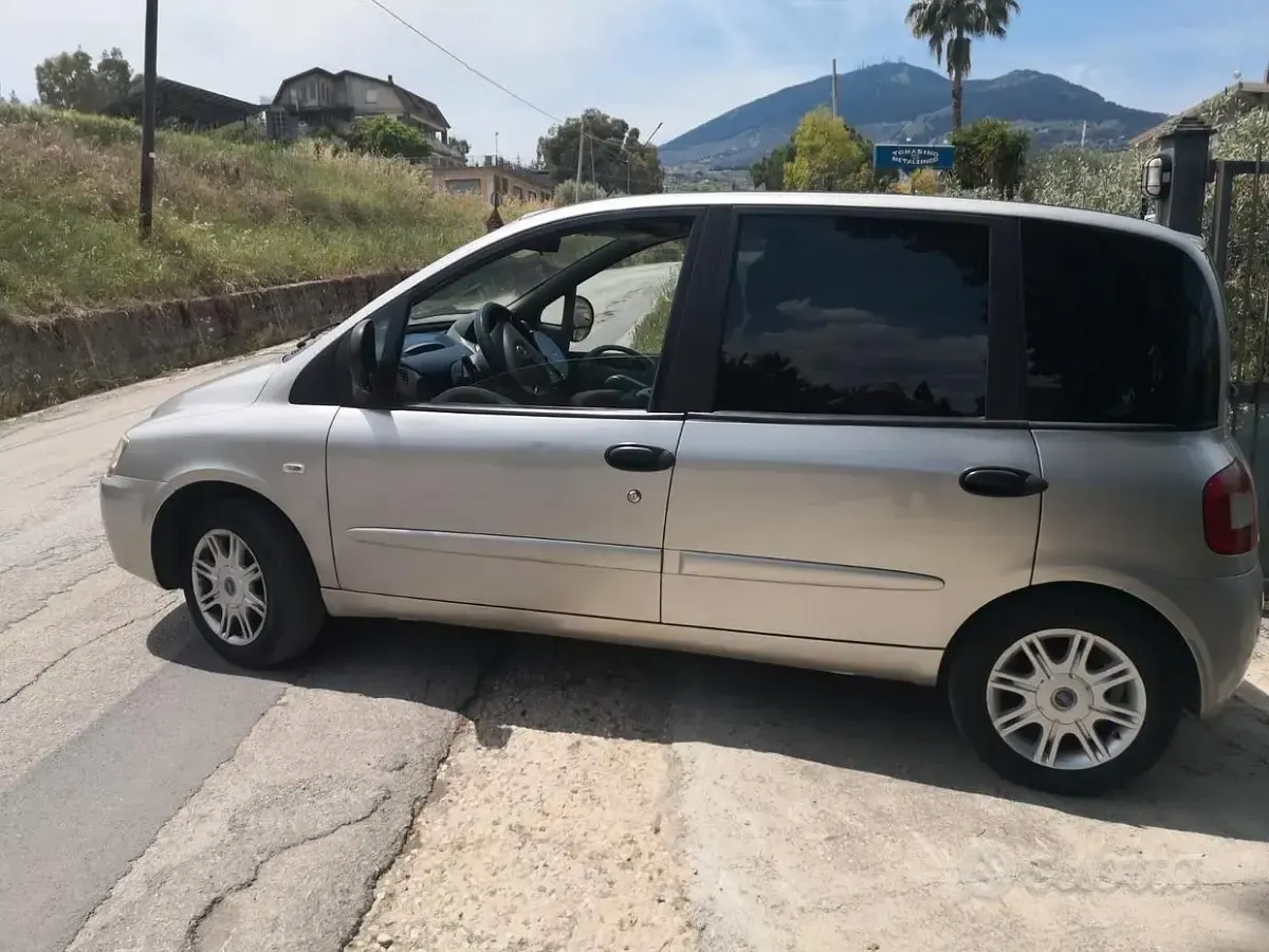 Usata Fiat Multipla 116 CV (85 kW) 2004 Grigio Monovolume