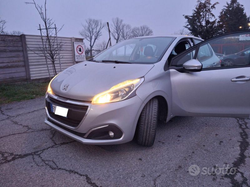 Grigio Usata 2018 Peugeot 208 Due volumi | 11.000 € (Buon prezzo) - Immagine 1/4