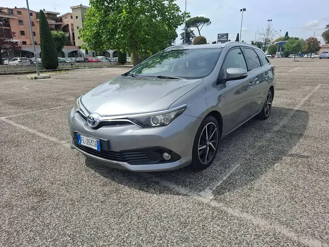 Usata Toyota Auris Hybrid Lounge 99 CV (72 kW) 2017 Station wagon