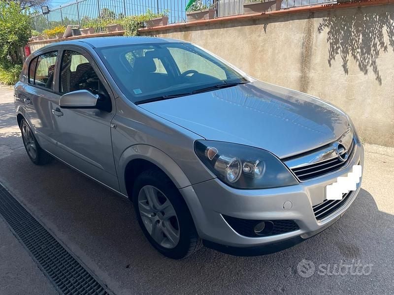 Usata Opel Astra Enjoy 140 CV (102 kW) 2010 Grigio Berlina