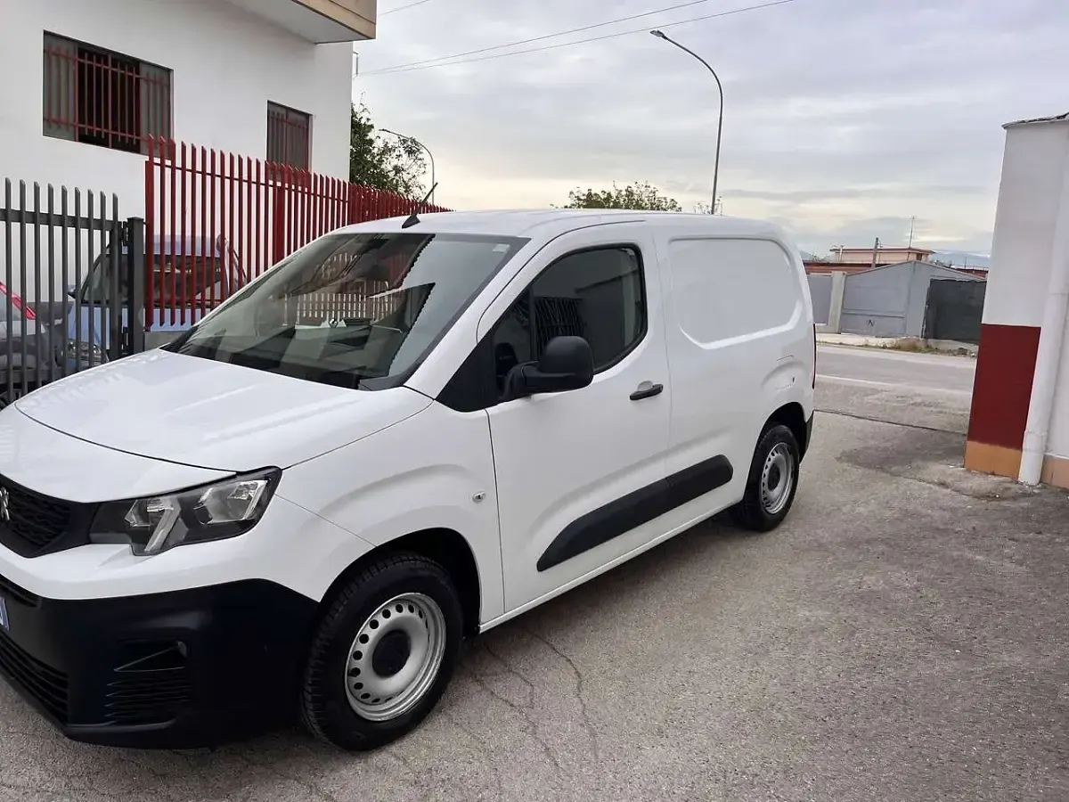 Käytetty Peugeot Partner Premium 99 HP (72 kW) 2019 Valkoinen Tila-auto