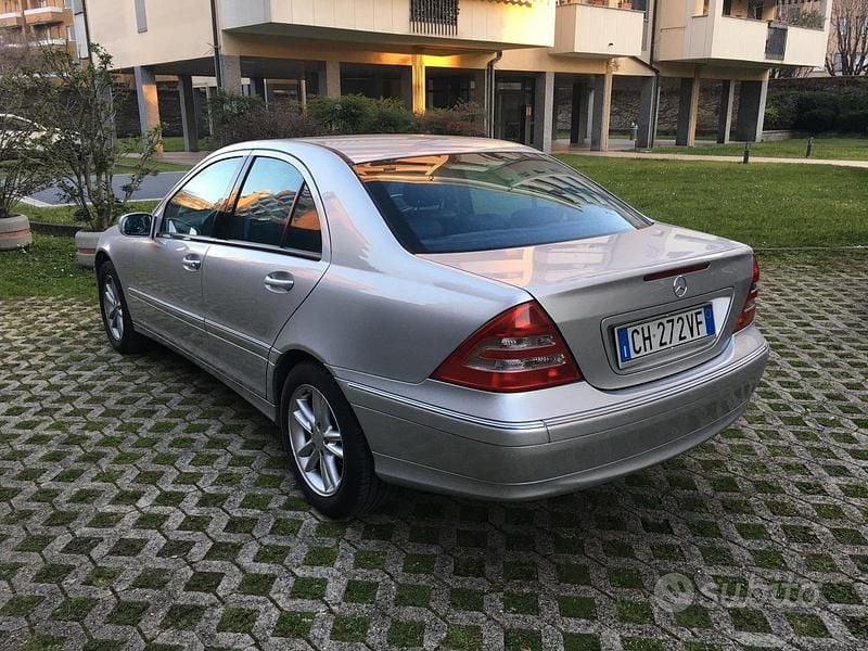Usata Mercedes C320 Avantgarde 218 CV (160 kW) 2003 Grigio Berlina