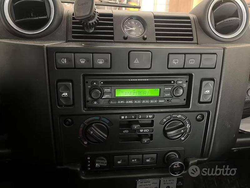 Usado Land Rover Defender SE 122 CV (89 kW) 2009 Negro Familiar