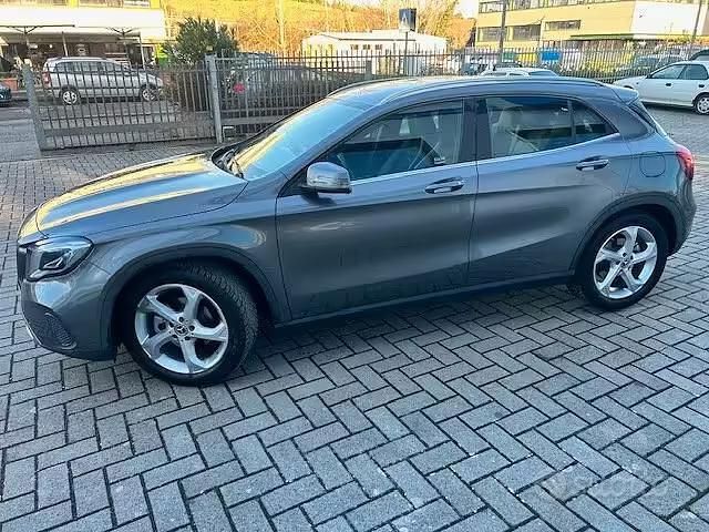 Usata Mercedes GLA200 136 CV (100 kW) 2018 Grigio SUV