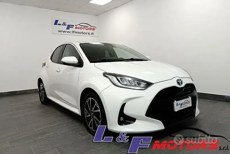 Usata Toyota Yaris Hybrid 92 CV (67 kW) 2022 Bianco Berlina