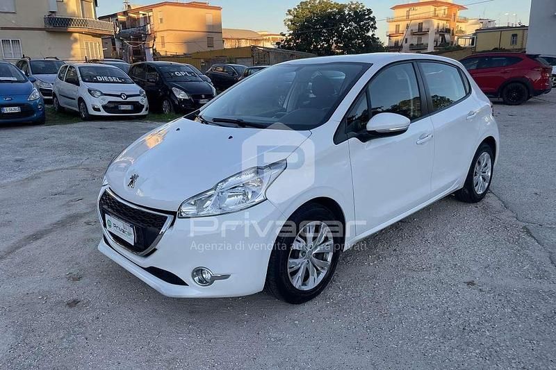 Bianco Usata 2014 Peugeot 208 Active Due volumi | 6499 € (Buon prezzo) - Immagine 1/4
