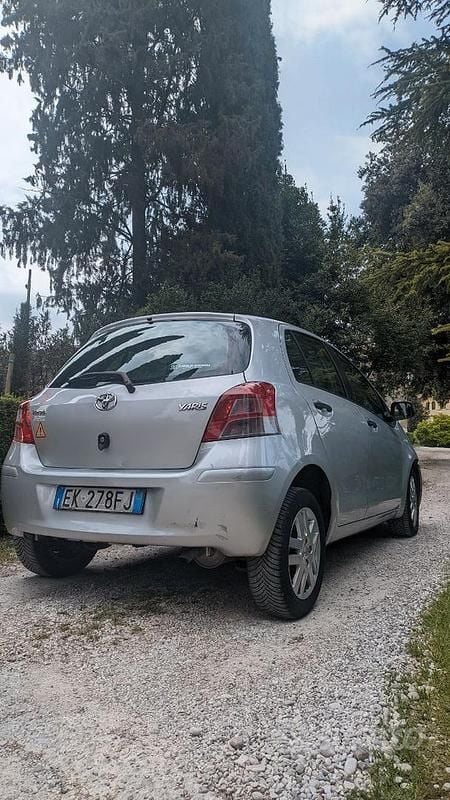 Usata Toyota Yaris 90 CV (66 kW) 2010 Grigio Utilitaria