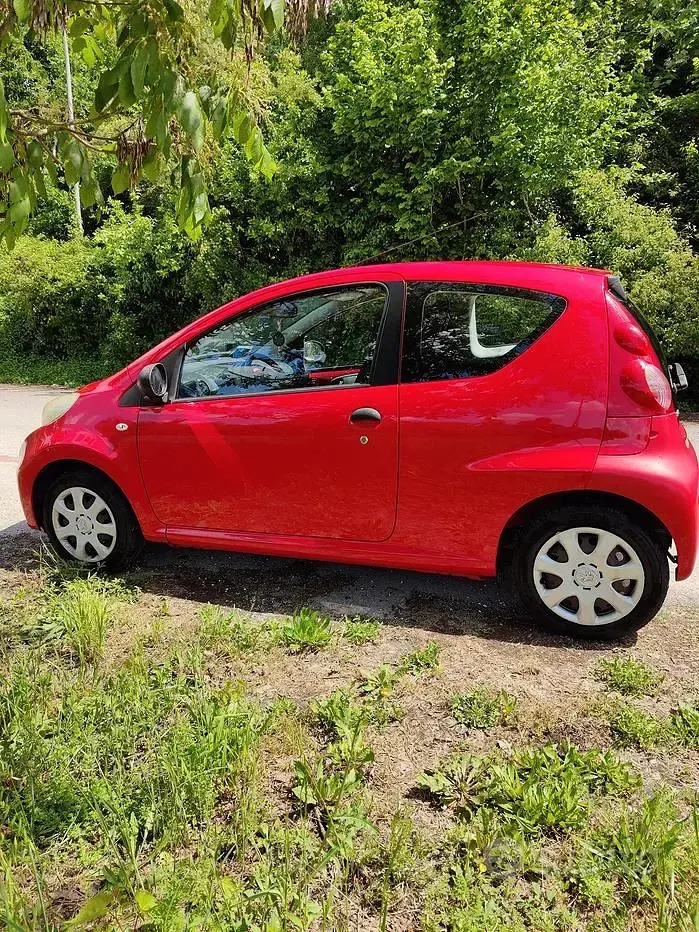 Käytetty Peugeot 107 68 HP (50 kW) 2010 Punainen Viistoperä