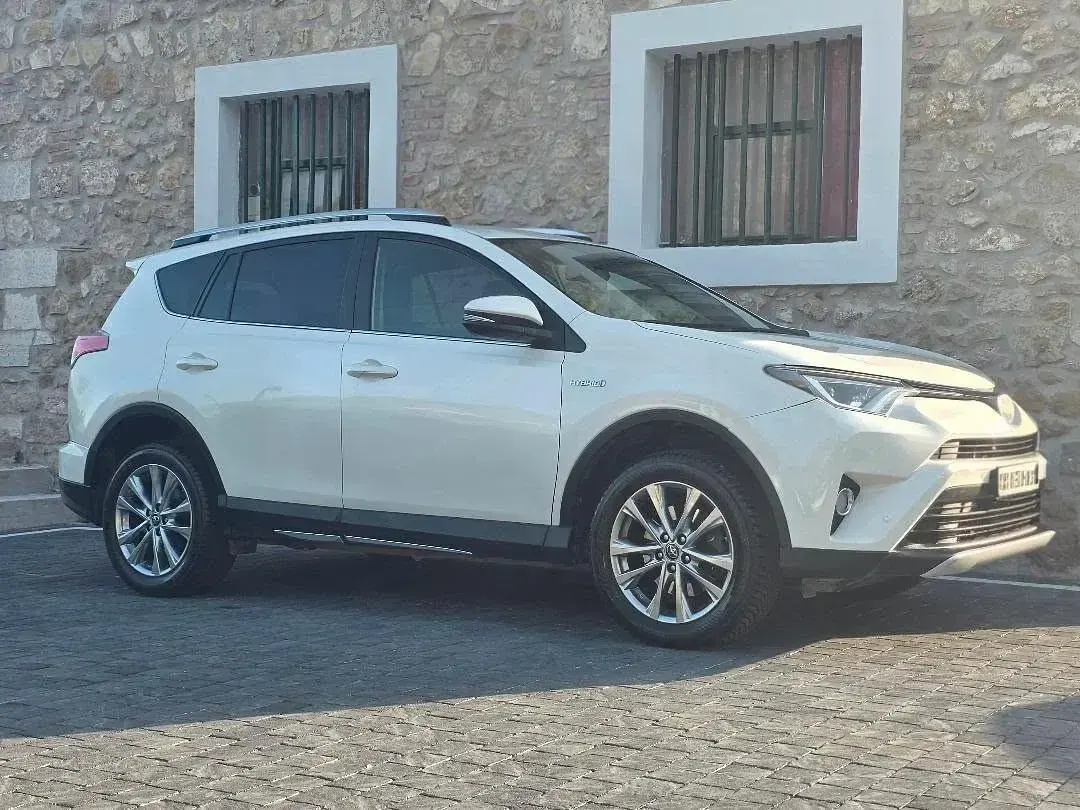 Usata Toyota RAV4 Hybrid Active 154 CV (113 kW) 2017 Bianco SUV