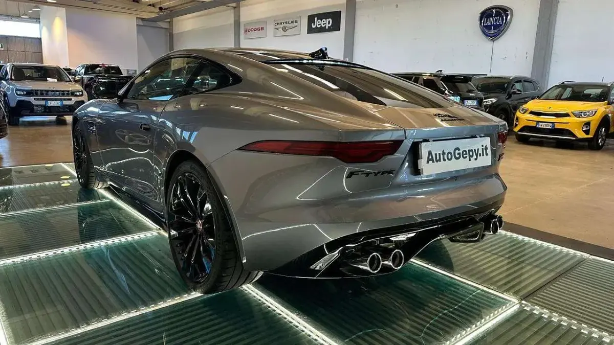 Usata Jaguar F-Type R-Dynamic 450 CV (330 kW) 2023 Grigio Coupé