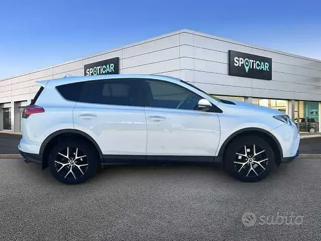 Usata Toyota RAV4 Hybrid Lounge 155 CV (114 kW) 2017 Bianco SUV