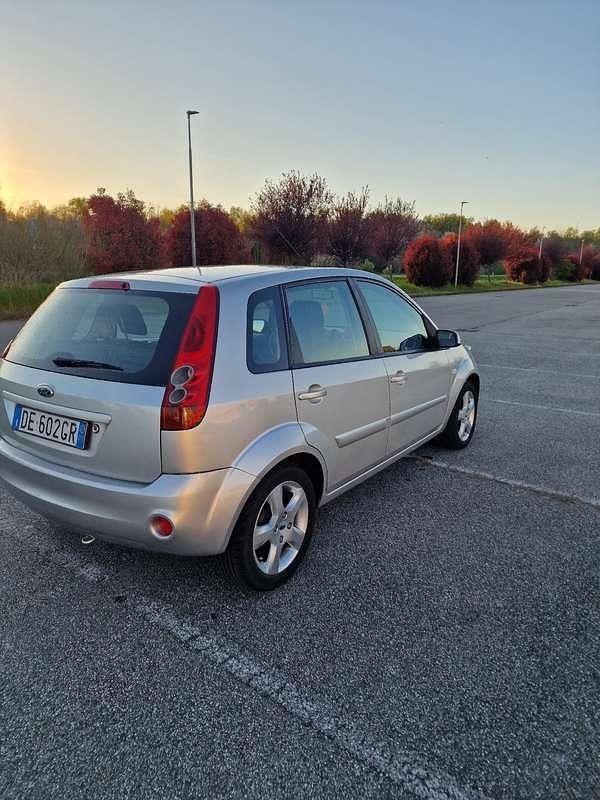 Usata Ford Fiesta Titanium 68 CV (50 kW) 2007 Utilitaria