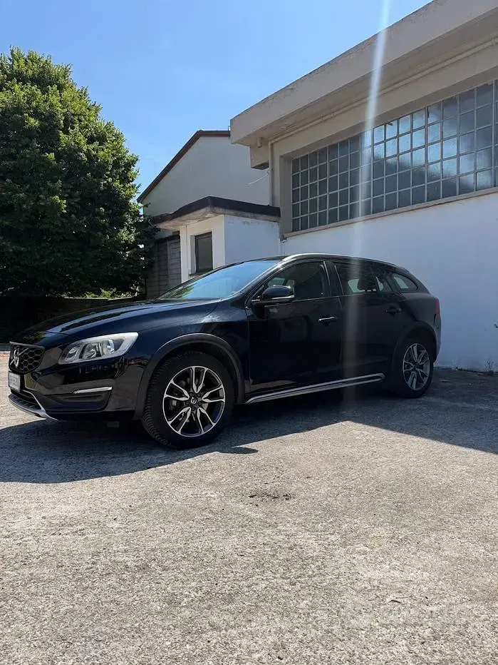 Usata Volvo V60 CC Plus 150 CV (110 kW) 2017 Nero Station wagon