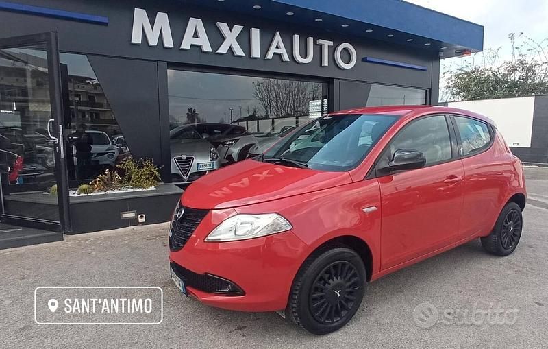 Usata Lancia Ypsilon 85 CV (62 kW) 2015 Rosso Utilitaria