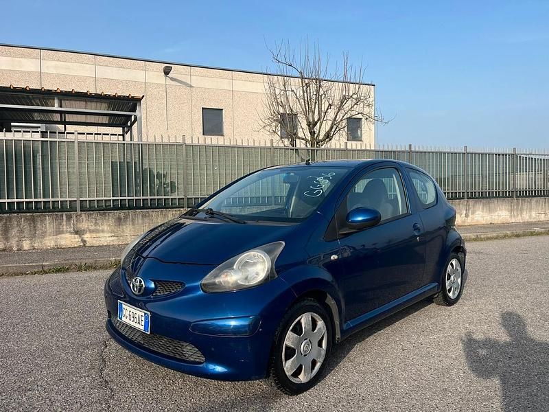 Usata Toyota Aygo 67 CV (49 kW) 2007 Blu Utilitaria