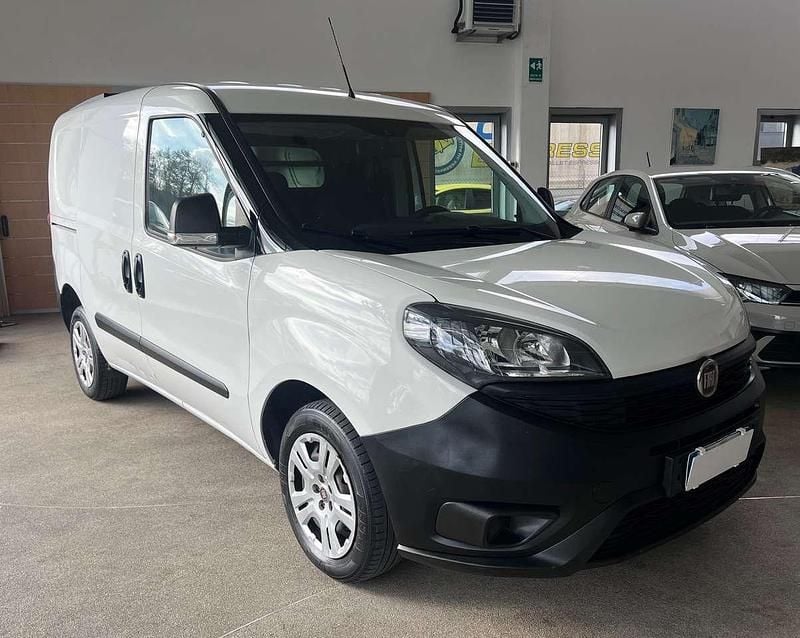 Usata Fiat Doblò Lounge 105 CV (77 kW) 2021 Bianco Monovolume