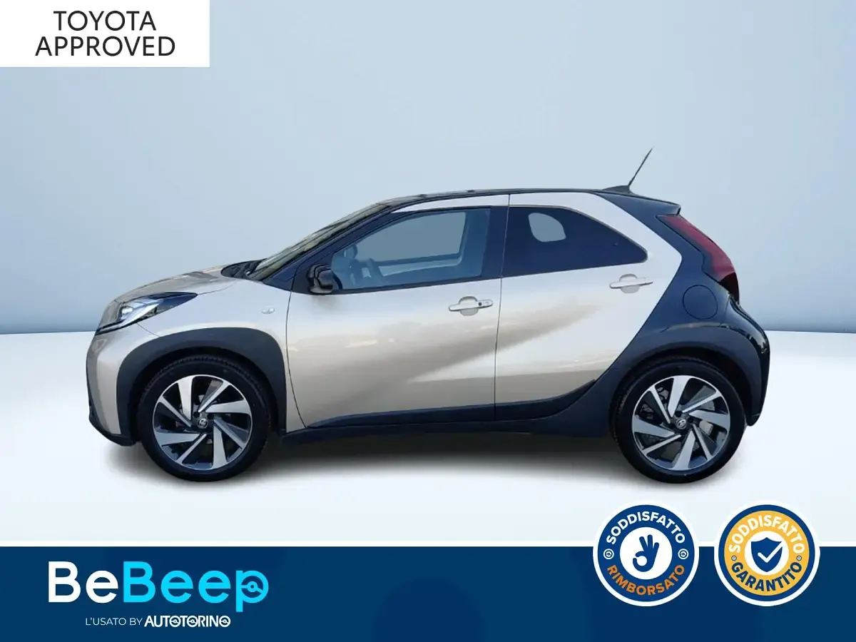 Usata Toyota Aygo X Lounge 72 CV (52 kW) 2022 Oro metallizzato SUV